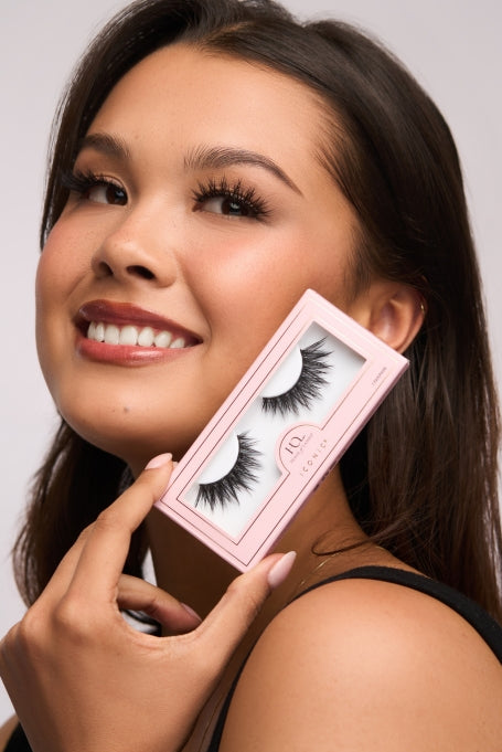 A model holding a Iconic lash style.