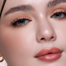 A model wearing Mika false eyelashes.