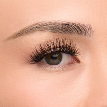 Starlet a round lash with bold volume, extra-long length, and a textured 4D effect shown on an eye.