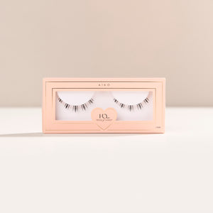 Aiko bottom lashes with short rounded shape and natural spikes for a doll eye look.