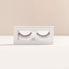 Au Naturale round false lash with natural volume for an everyday look and a lifted lash effect.