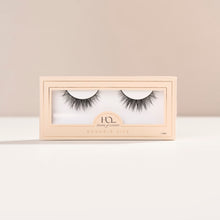 Boudoir Lite a round false lash with medium volume and feathery fibers focused at the center for an eye-opening, doll-like look. 