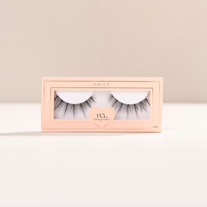 Emiko a round lash with natural volume arranged in wispy, delicate spiky fibers.