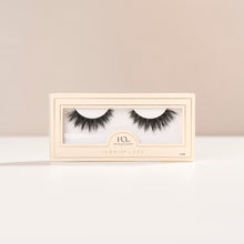 Iconic Luxe false lash with long 4D fluffy layers creating bold volume and dramatically criss-crossed fibers for a textured effect.