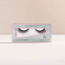 A long, flared lash with wispy fibers for a soft glam look.