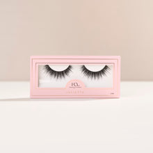 Juliette full-volume, round false lash with extra-long, defined fibers that create a 3D, wet lash look.