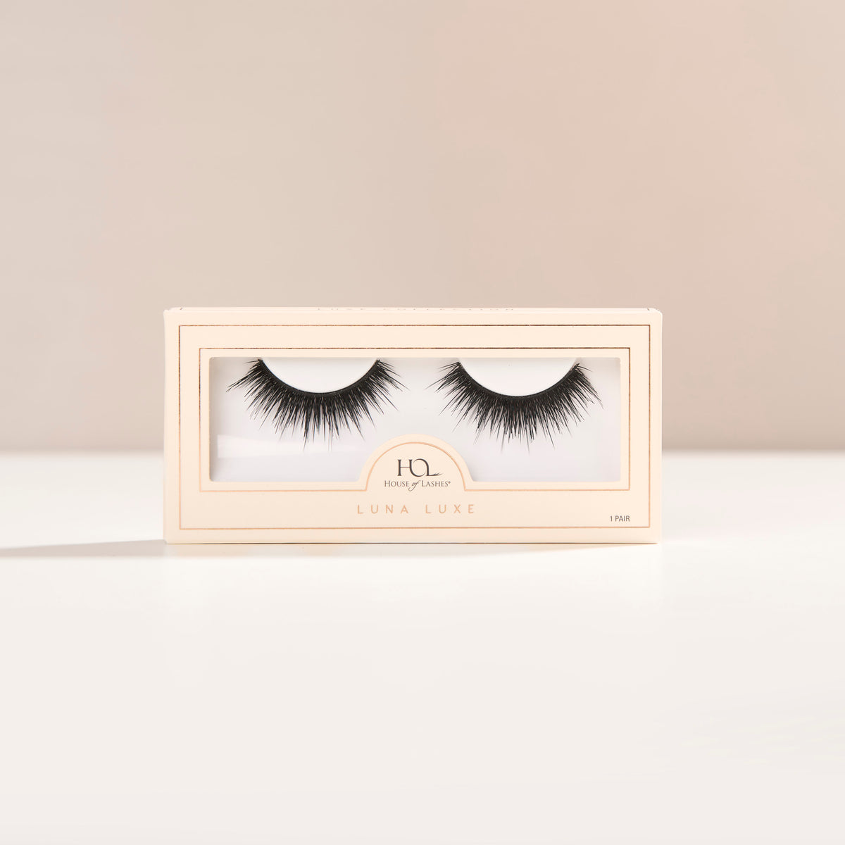 Luna Luxe a round false lash with bold volume concentrated at the base, transitioning to wispy tips.