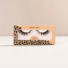Show Off a false lash with delicately tapered inner corners transition into flared outer corners designed with extra-long wispy fibers and bold volume.
