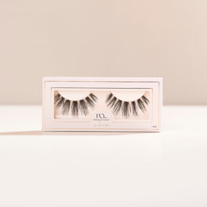 Siren a long, round lash with medium volume and wispy texture.