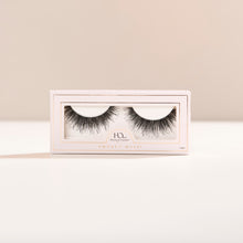 Smokey Muse a long, round lash with full volume and wispy texture.