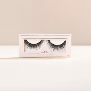Smokey Muse a long, round lash with full volume and wispy texture.