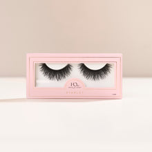 Starlet a round lash with bold volume, extra-long length, and a textured 4D effect.