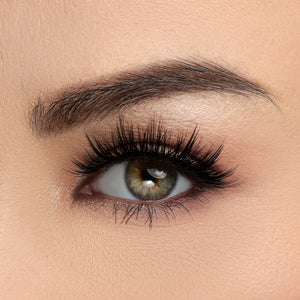 An image of a womans eye wearing Allura false eyelashes. 